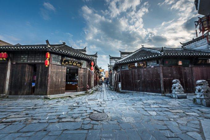 南阳英才学校火灾背后,农村网点撤并之痛:十来岁孩子适合寄宿吗